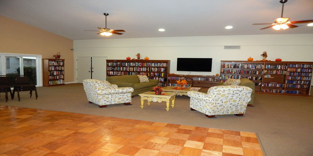Sitting Area with Large Screen TV and Lending Library, Full Cable Access, Watching Movies, Playing Videos, and Free WiFi!